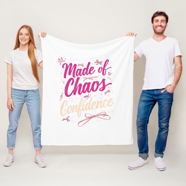 Couverture Polaire Sassy Pink Typography Chaos And Confidence (En situation)