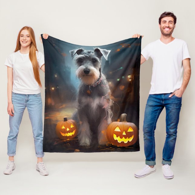 Couverture Polaire Schnauzer Halloween avec citrouilles effrayantes (En situation)