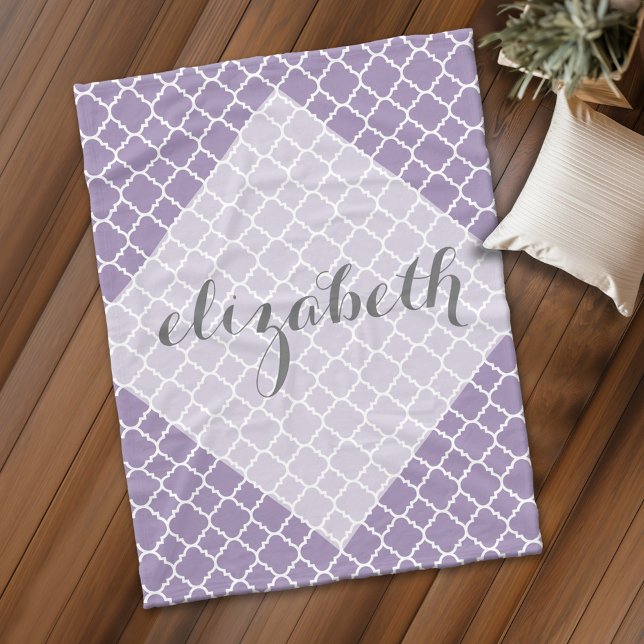 Couverture Polaire Script Motif Pastel Purple Grey Quatrefoil Nom (Personalized fleece blanket with monogram)