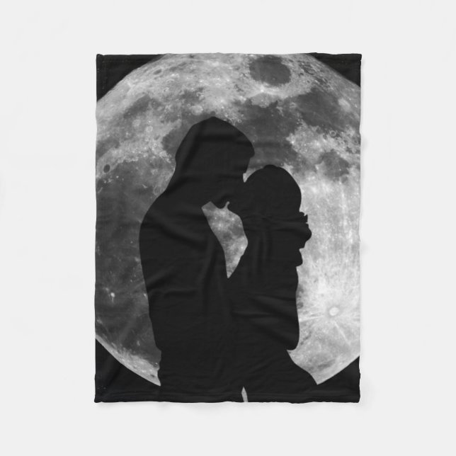 Couverture Polaire Silhouette des amoureux en pleine lune la nuit (Devant)