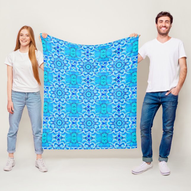 Couverture Polaire Sky Blue et Cobalt Batik Mandala Motif (En situation)