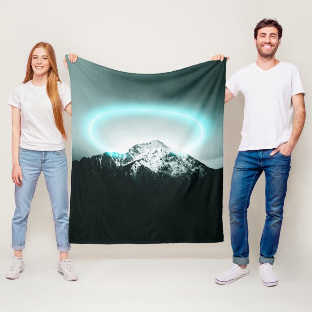Couverture Polaire Snowy mountain mysterious blue neon light (En situation)