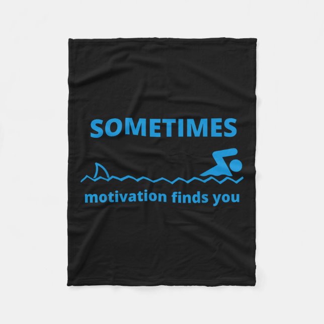 Couverture Polaire Sometimes Motivation Finds You Funny Quote Shark  (Devant)