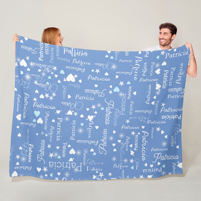 Couverture Polaire Son nom & Coeurs cornflower bleu girly (En situation)