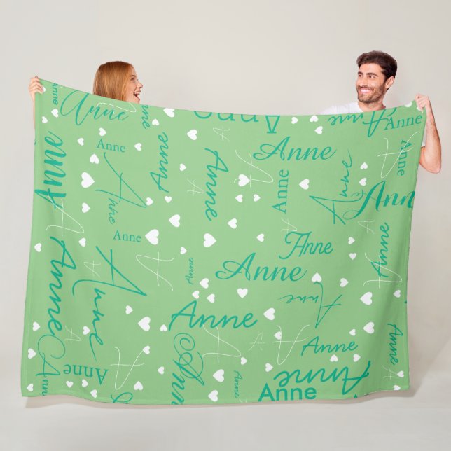 Couverture Polaire Son nom Premiers Coeurs blancs sur le vert sauge (En situation)