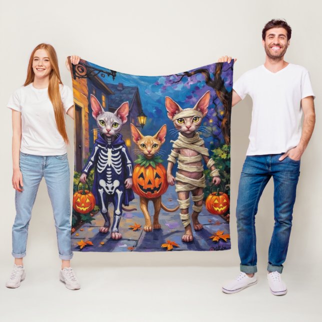 Couverture Polaire Sphynx Cats Trick-or-Treating in Halloween Costume (En situation)
