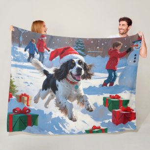 Couverture Polaire Springer Spaniel courant dans la neige avec un cha