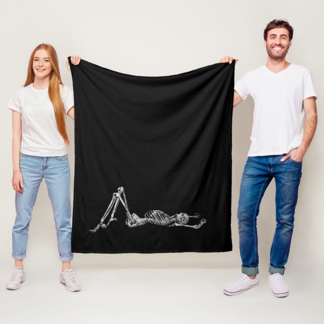 Couverture Polaire Squelette allongé sur l'Halloween noir (En situation)