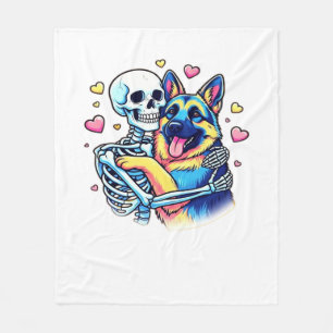Couverture Polaire Squelette serrant un berger allemand � Unique goth