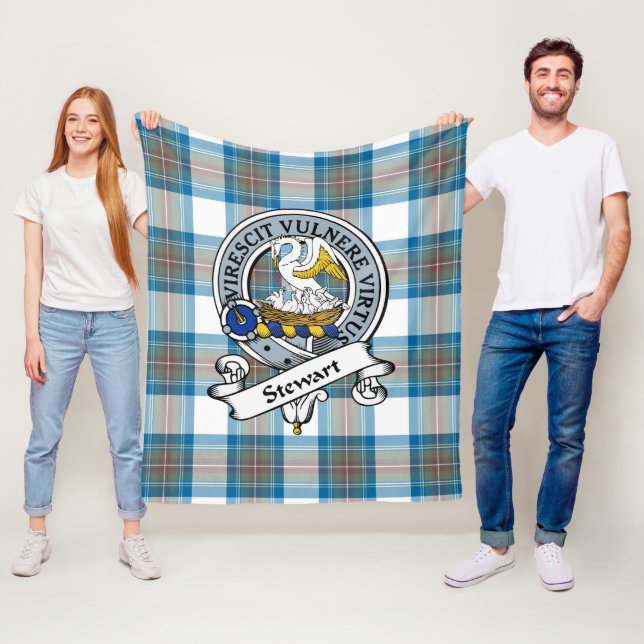 Couverture Polaire Stewart Muet Bleu Clan Badge Tartan Plaid (En situation)