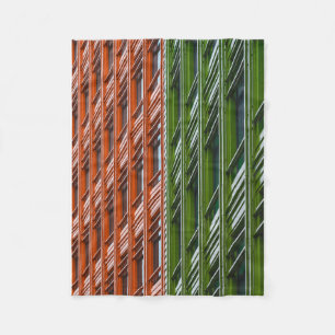Couverture Polaire Structure architecturale verte et rouge