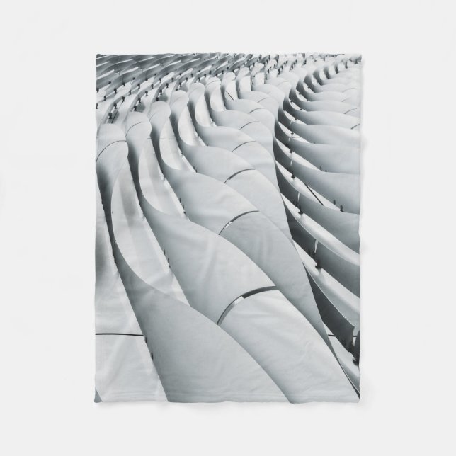 Couverture Polaire Structure du bâtiment blanc et gris (Devant)