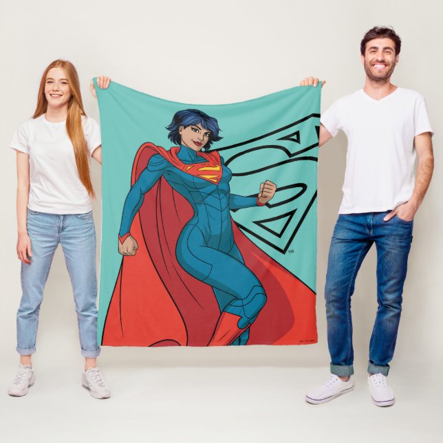 Couverture Polaire Supergirl Hovering en costume bleu (En situation)