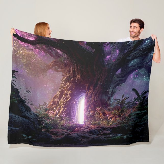 Couverture Polaire Surreal Enchanted Tree With Glowing Portal (En situation)