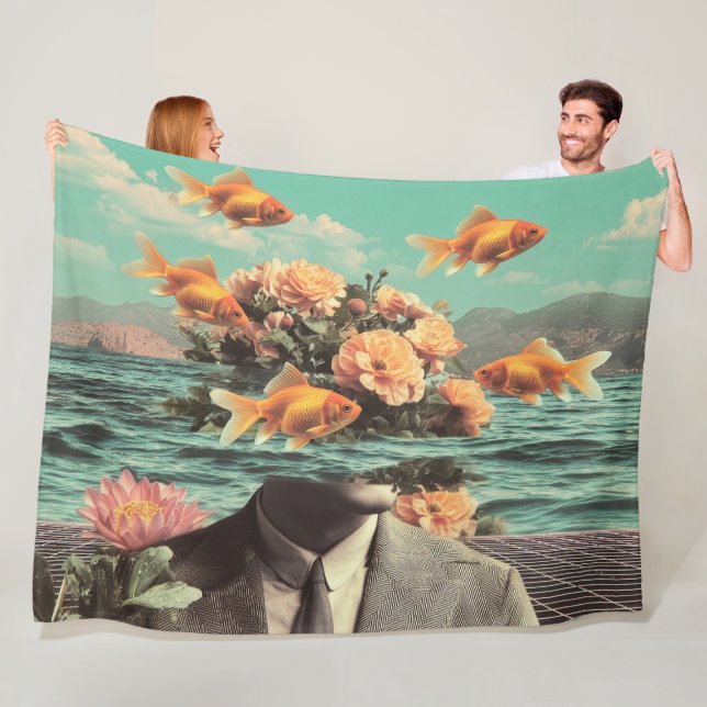 Couverture Polaire Surreal Portrait With Goldfish Flowers And Ocean (En situation)