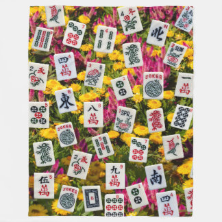 Couverture Polaire symboles de Mahjong sur fond de fleurs sauvages