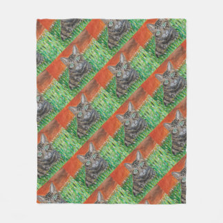 Couverture Polaire Tabby cat looking curious in grass fleece blanket 