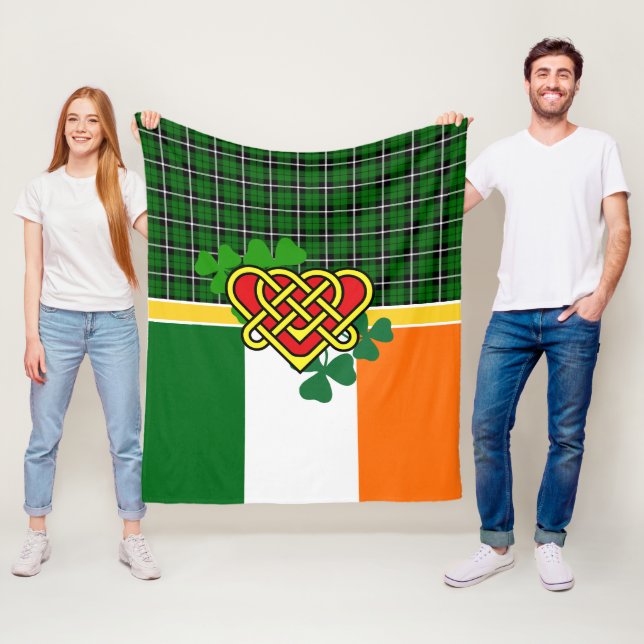 Couverture Polaire Tartan d'Irlande, drapeau, shamrock de coeur celte (En situation)