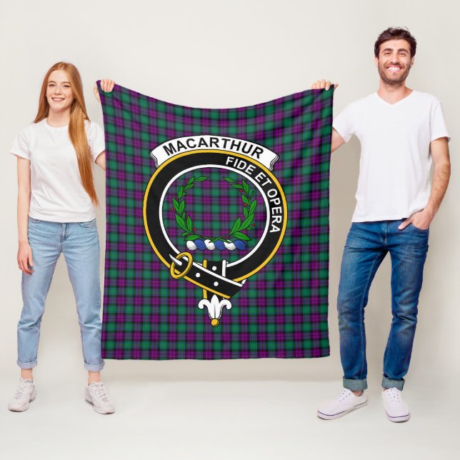 Couverture Polaire Tartan MacArthur du clan de Milton (En situation)