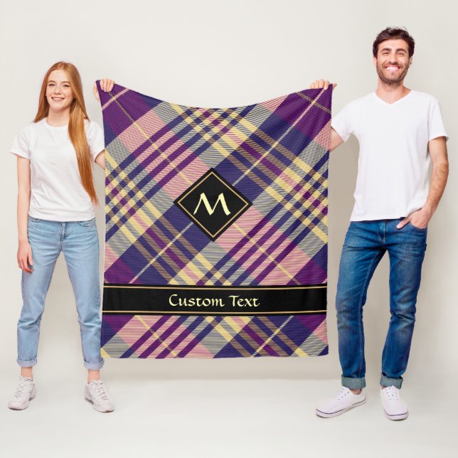 Couverture Polaire Tartan mauve, or et bleu (En situation)