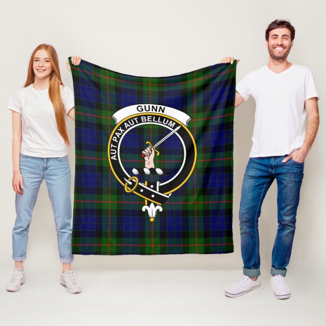 Couverture Polaire Tartan Moderne Clan Gunn Plaid (En situation)