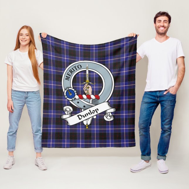 Couverture Polaire Tartan Plaid Badge de Clan Dunlop (En situation)
