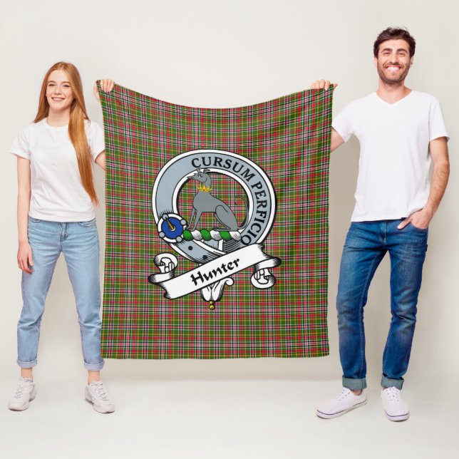 Couverture Polaire Tartan Plaid Badge de Clan Hunter 1819 (En situation)