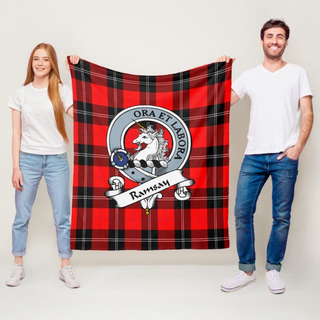 Couverture Polaire Tartan Plaid Badge Moderne du Clan Ramsay (En situation)