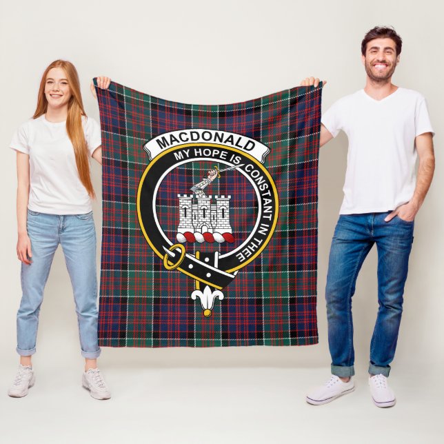 Couverture Polaire Tartan Plaid du Clan Macdonalds of Ranald (En situation)