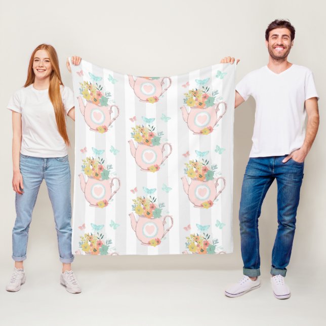 Couverture Polaire Teapot rose avec Fleurs et Papillons Motif (En situation)
