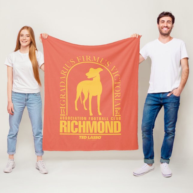 Couverture Polaire Ted Lasso | AFC Richmond Gold Arched Logo (En situation)