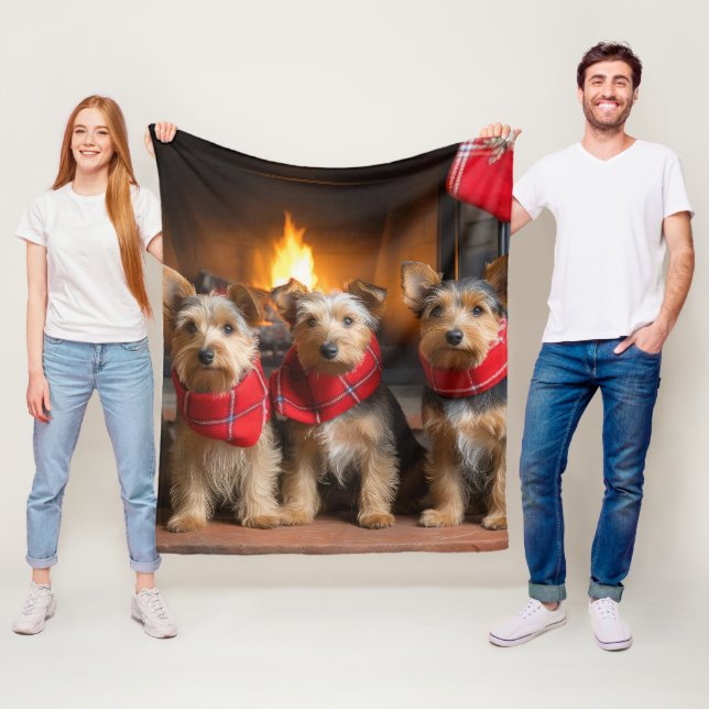 Couverture Polaire Terrier Australien au coin du feu de Noël (En situation)