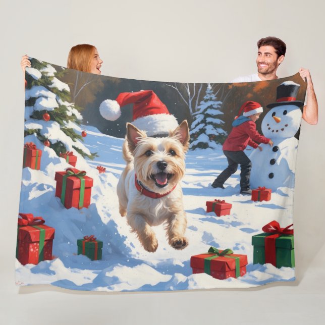 Couverture Polaire Terrier Cairn courant dans la neige avec un chapea (En situation)