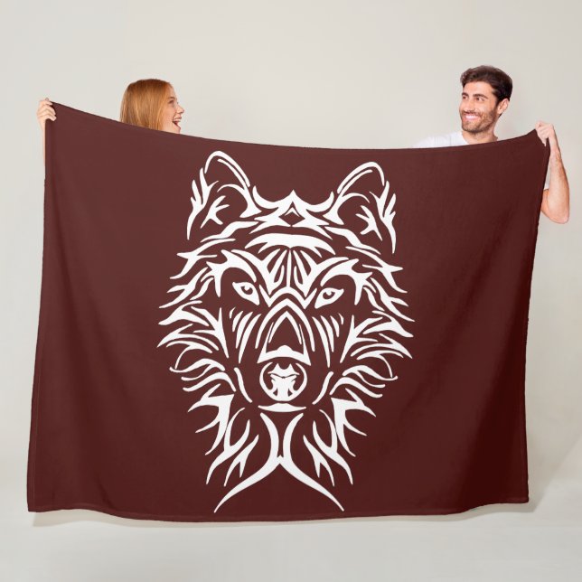 Couverture Polaire Tête de loup blanc sur rouge sang (En situation)