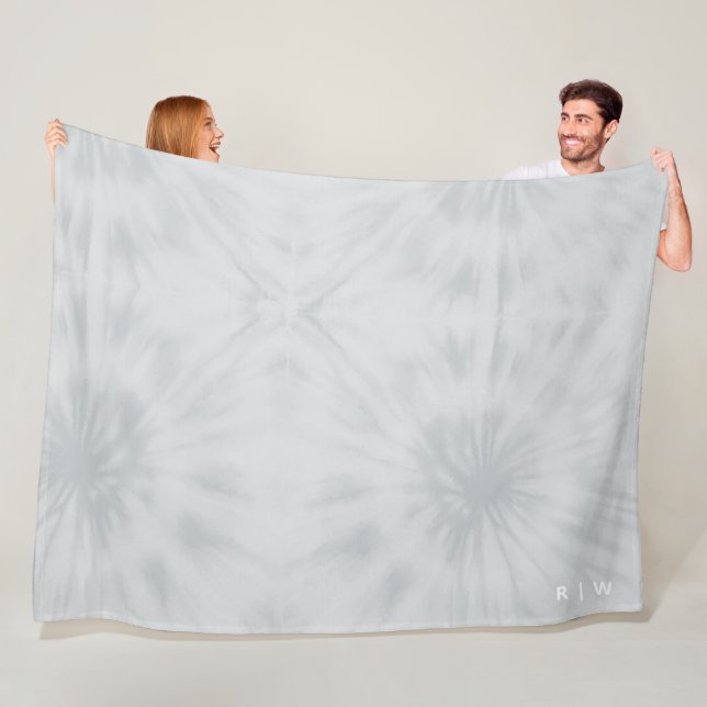 Couverture Polaire Tie Dye | Monogramme gris minimaliste moderne (En situation)