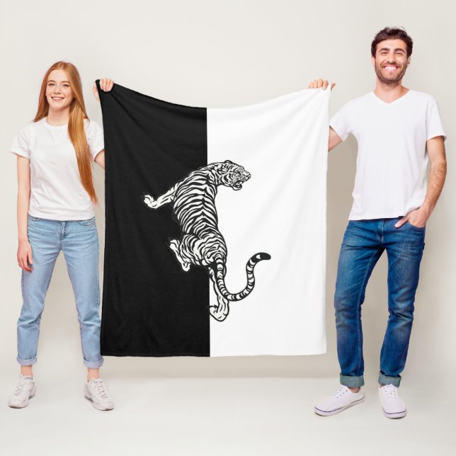 Couverture Polaire Tigre sur fond noir et blanc  (En situation)