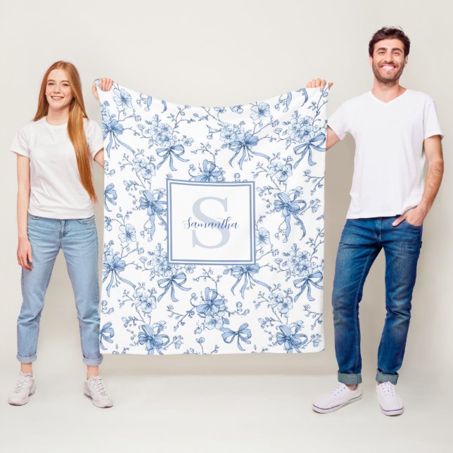 Couverture Polaire Toile de Jouy Fleurie Bleue Monogramme Nom  (En situation)