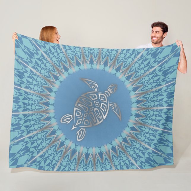 Couverture Polaire Tortue de mer bleue argentée et mandala (En situation)