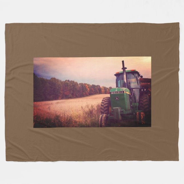 Couverture Polaire Tracteur dans le champ d'automne (Devant (Horizontal))