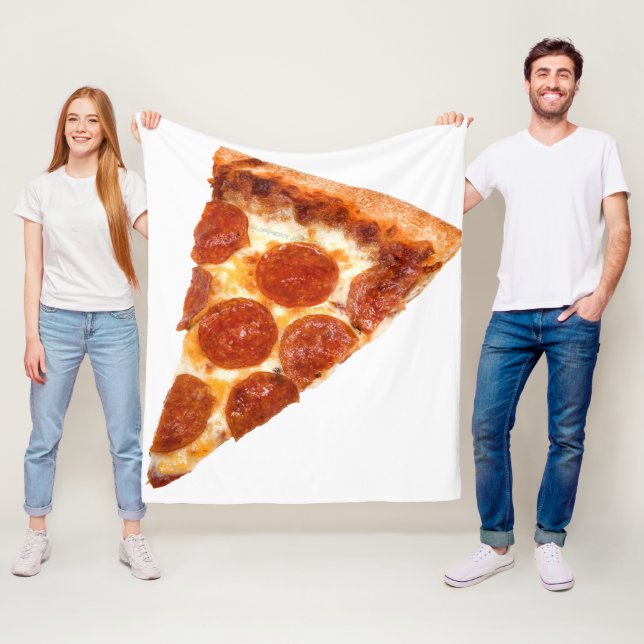 Couverture Polaire tranche de pizza pepperoni classique de SlipperyJo (En situation)