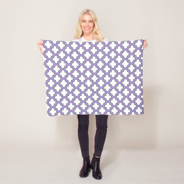 Couverture Polaire Trellis blanc et violet, treillis, Quatrefoil (En situation)