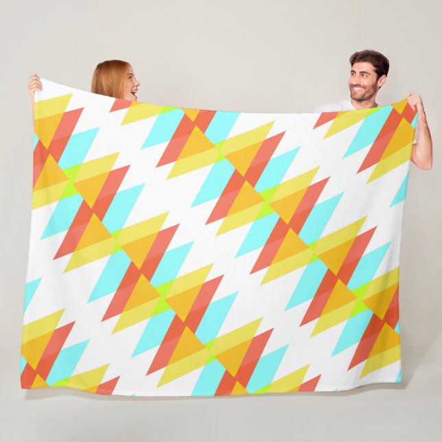 Couverture Polaire Triangles jaunes, rouges et bleus cadets (En situation)