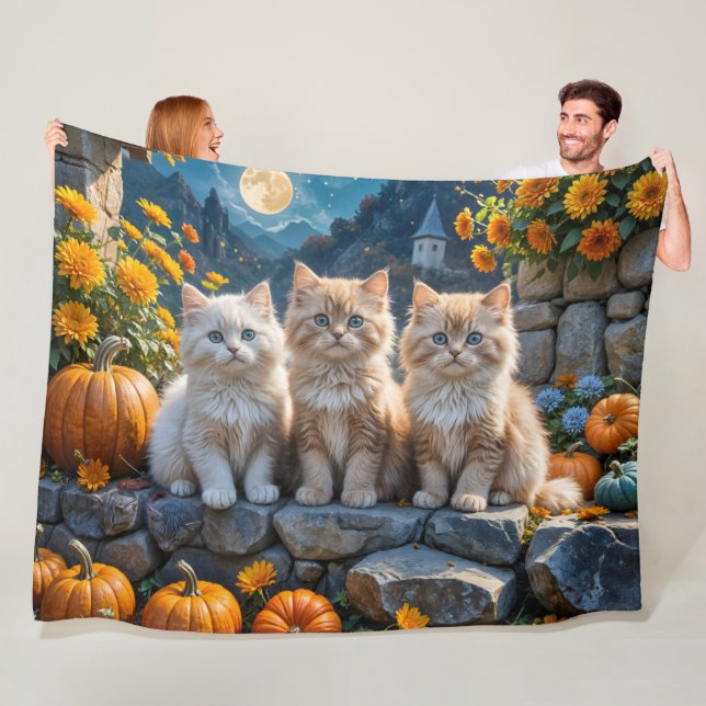 Couverture Polaire Trois chatons d'automne à la luffée avec Citrouill (En situation)