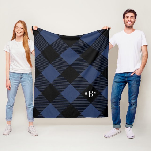 Couverture Polaire Trois lettres Monogram Blue Buffalo Check (En situation)