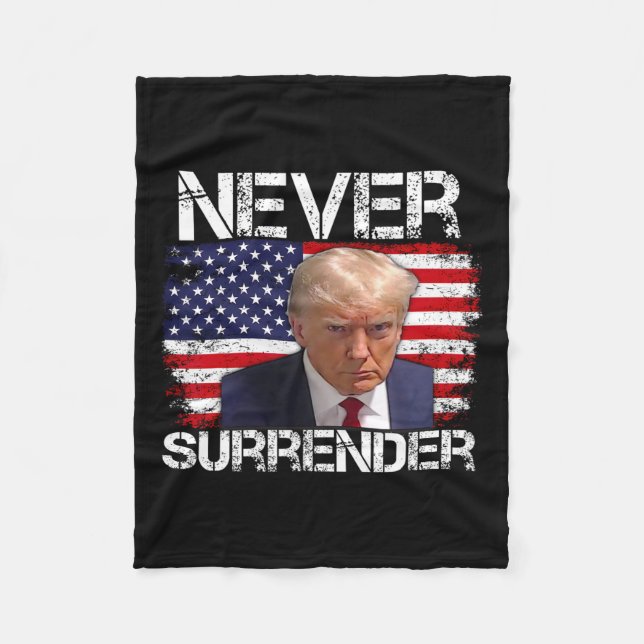 Couverture Polaire Trump Mug Shot Never Surrender 2024 (Devant)