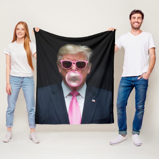 Couverture Polaire Trump Pink Bubble Gum Président 47 USA (En situation)