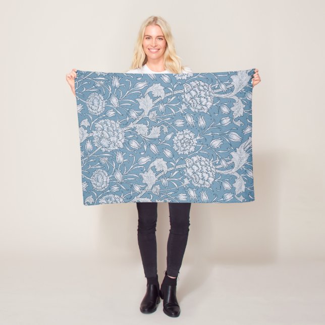 Couverture Polaire Tulipe sauvage par William Morris (En situation)