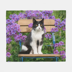 Couverture Polaire Tuxedo cat sitting on a garchair with flowers