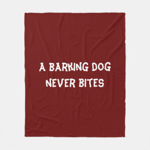 Couverture Polaire Un chien qui aboie ne mord jamais