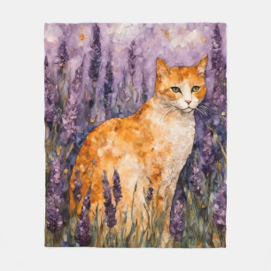 Couverture Polaire Un joli chat gingembre dans un champ de lavande